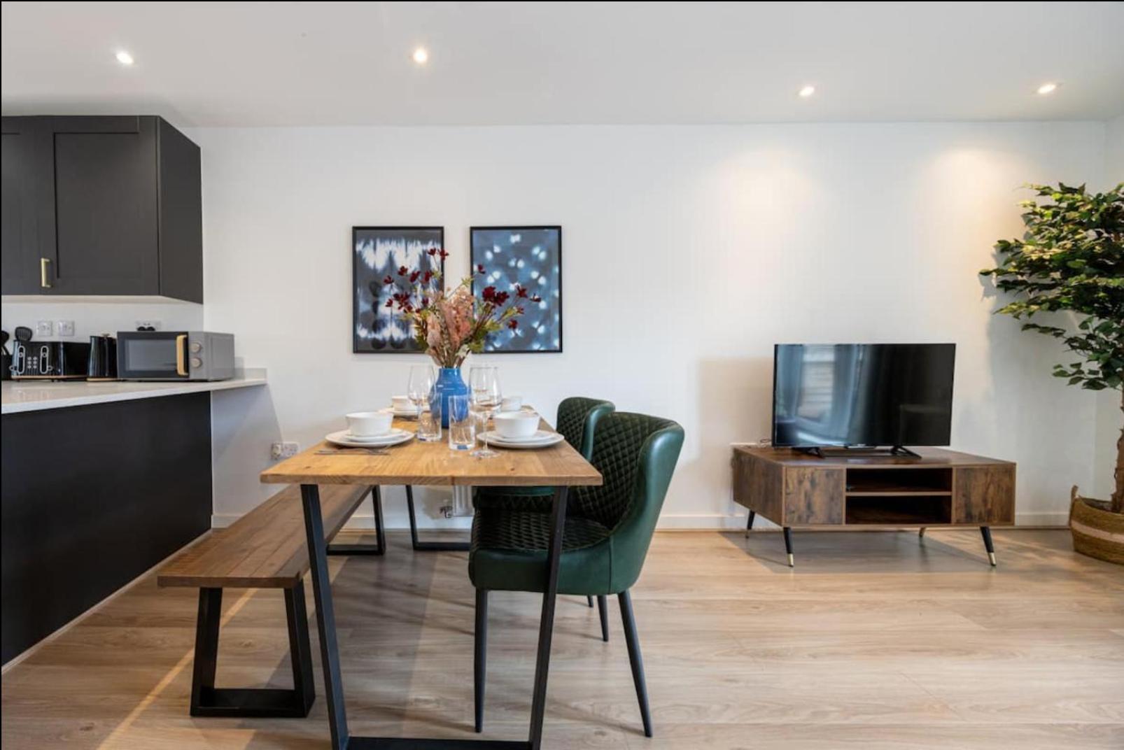 Elegance Retreat - 2 Bed Holiday Home With Parking Manchester Exteriér fotografie
