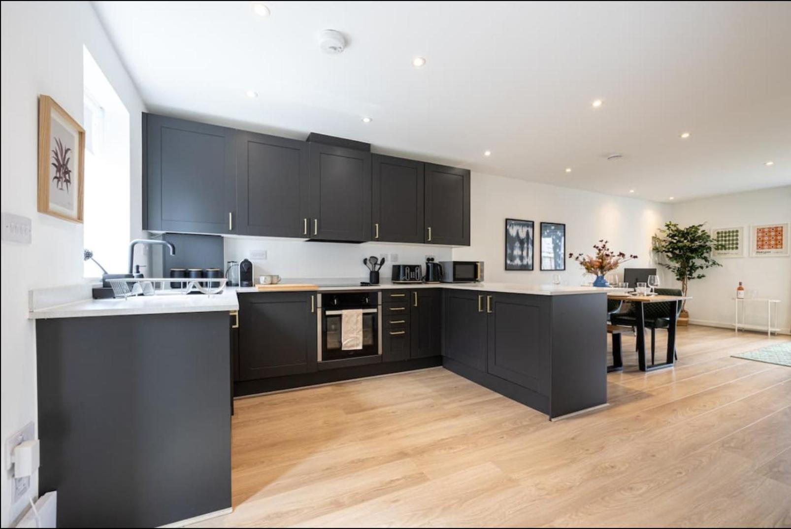 Elegance Retreat - 2 Bed Holiday Home With Parking Manchester Exteriér fotografie